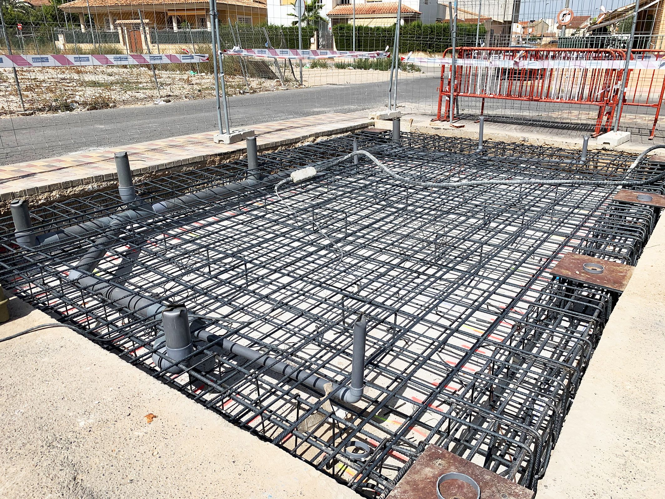Comienzan las obras para instalar aseos públicos en la explanada del mercado semanal3