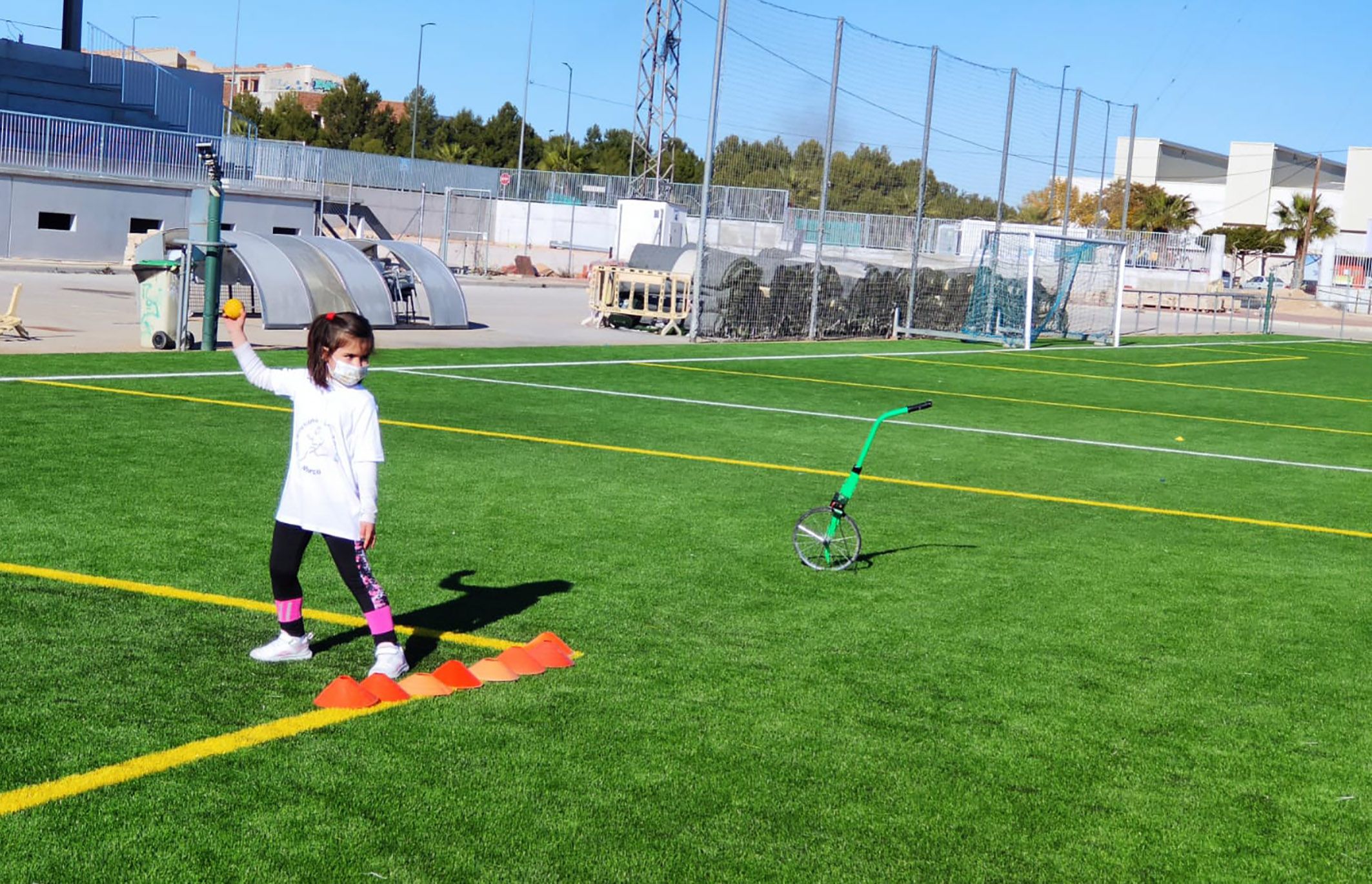 Cerca de 20 jóvenes torreños participan en un gymkana de atletismo en el polideportivo municipal4