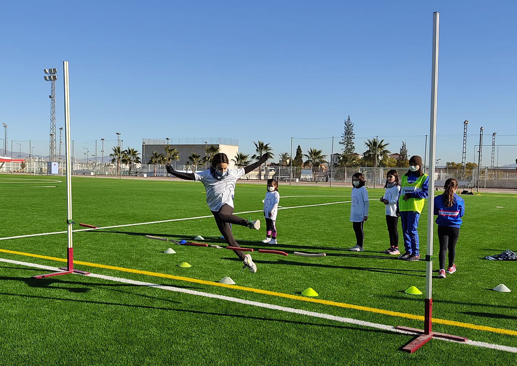 Cerca de 20 jóvenes torreños participan en un gymkana de atletismo en el polideportivo municipal6