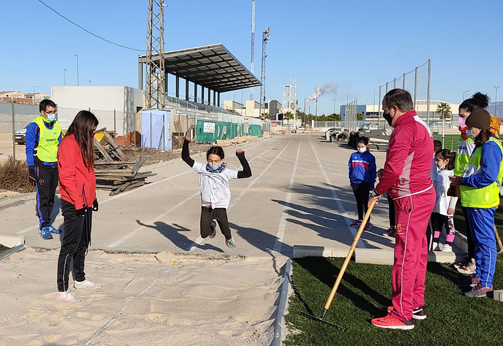 Cerca de 20 jóvenes torreños participan en un gymkana de atletismo en el polideportivo municipal7