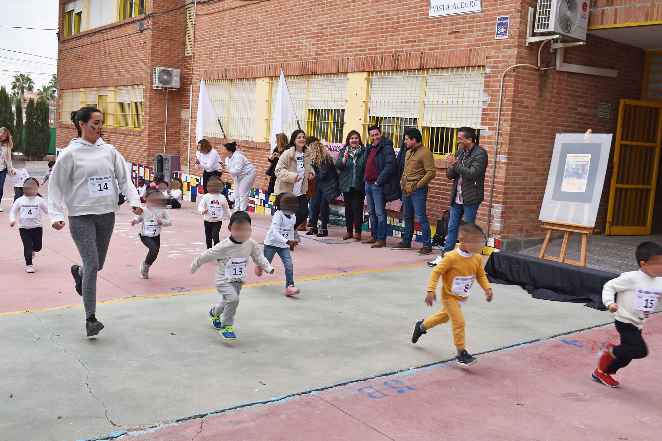 El colegio Vista Alegre celebra la octava edición de su carrera solidaria en el Día Escolar de la No Violencia y la Paz