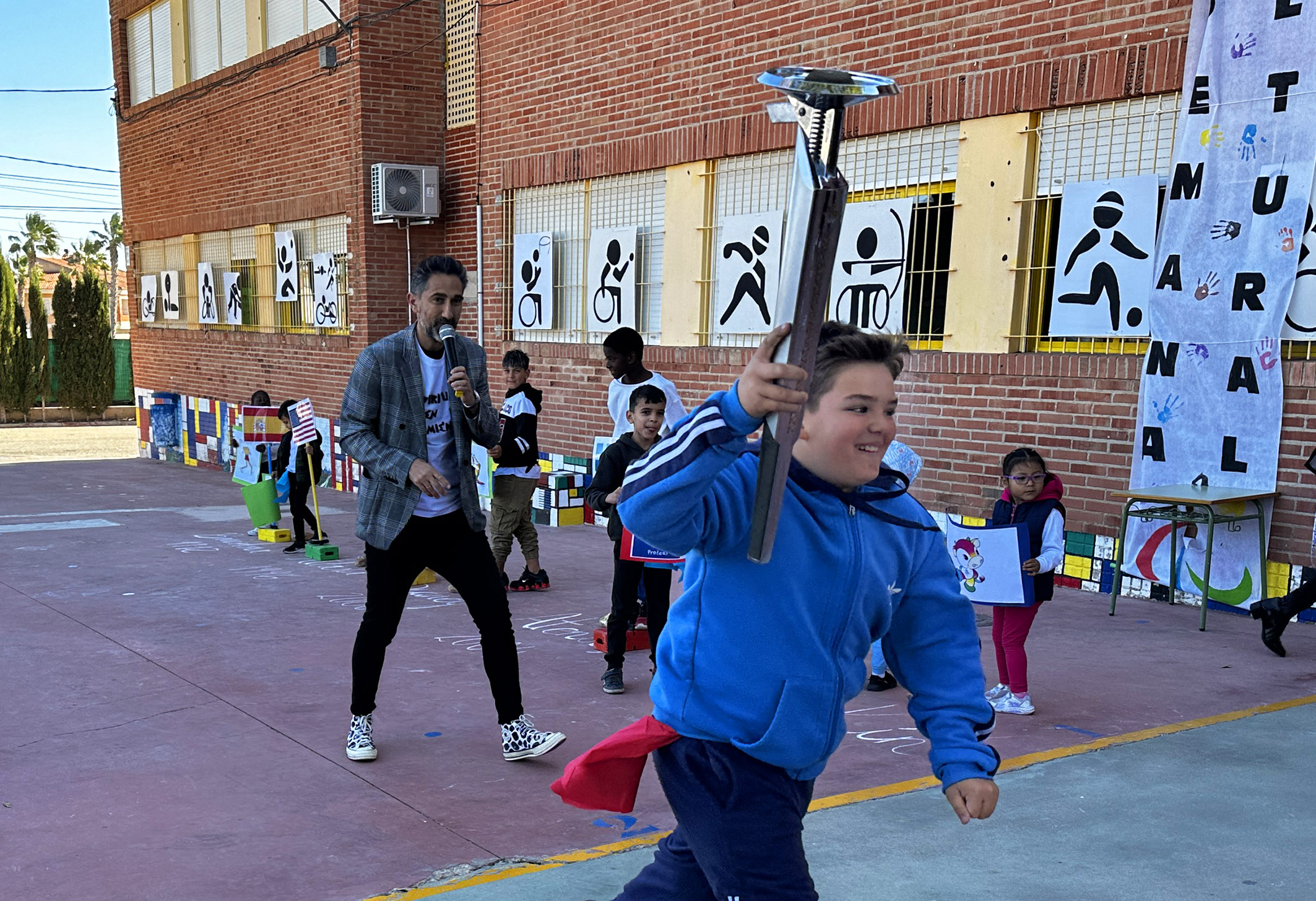 El alcalde Pedro José Noguera clausura la XII Semana Cultural del colegio Vista Alegre