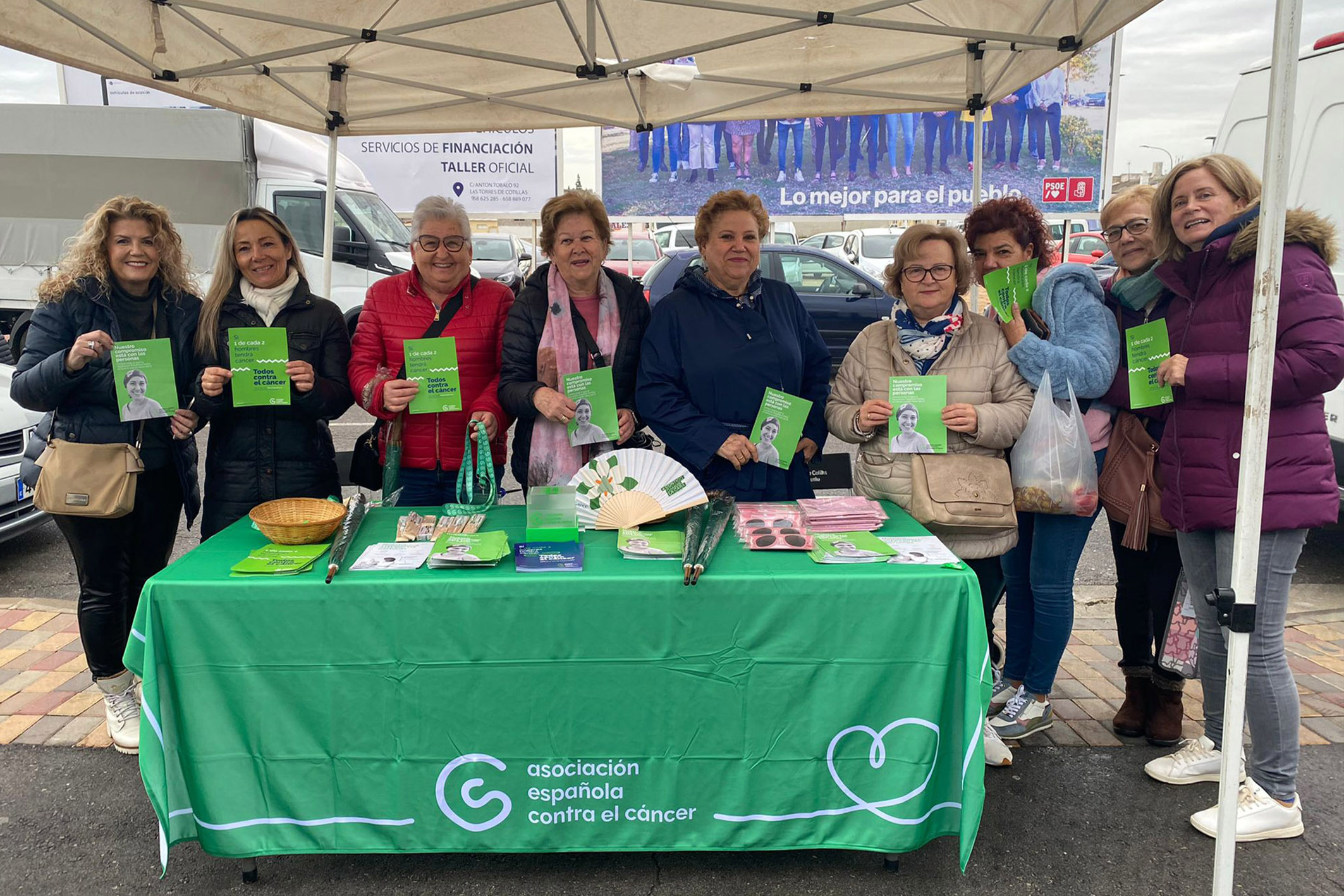 La AECC torreña conmemora el Día Mundial contra el cáncer informando en el mercado