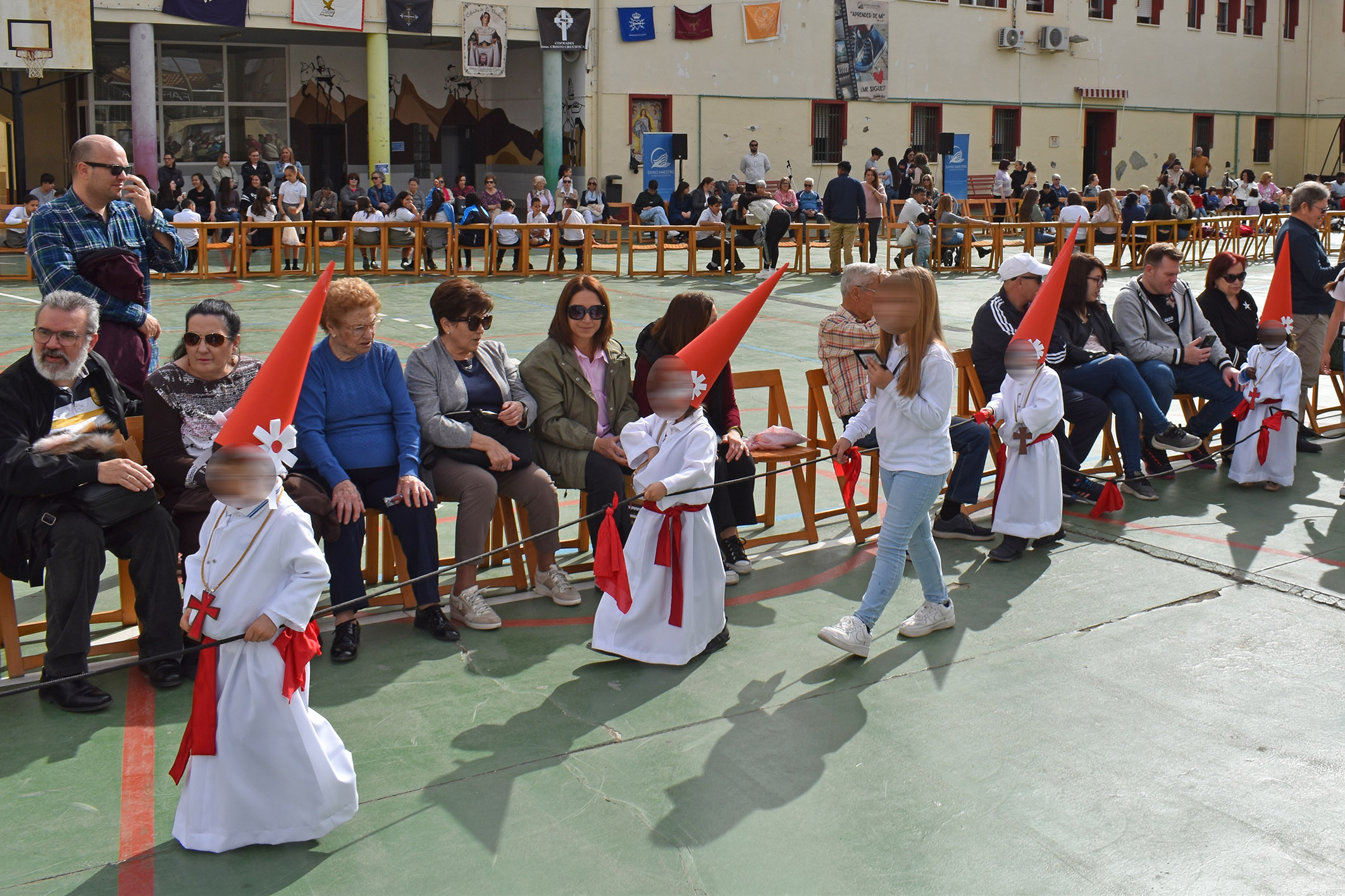 El colegio Divino Maestro disfruta un año más de la procesión de Los Pasitos