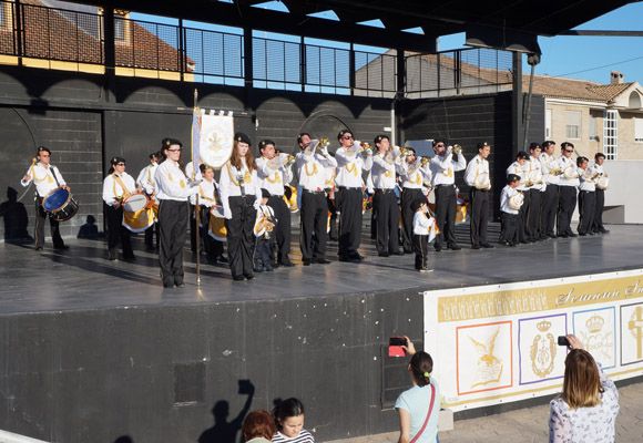 Los tambores y cornetas torre+¦os dan la bienvenida a la Semana Santa local7