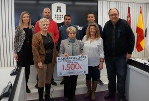 Mª Dolores Morell se lleva el cheque de 1.500 euros de la rifa de las peñas torreñas por el Carnaval