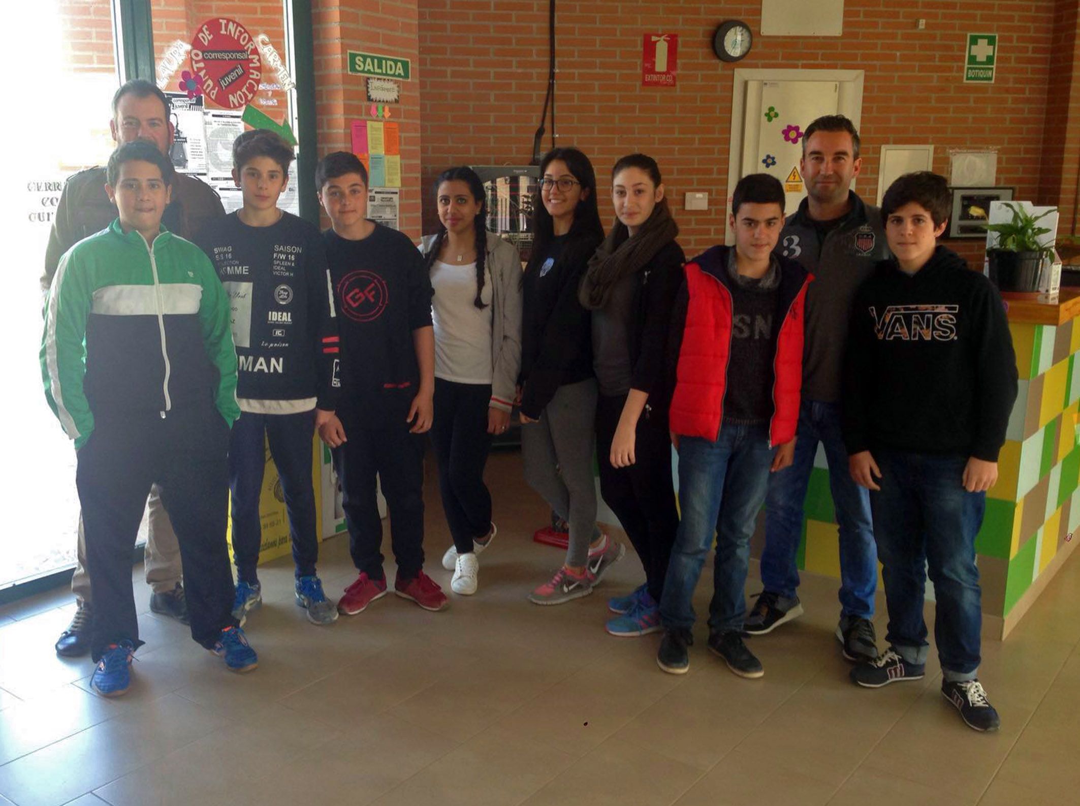Los corresponsales juveniles torreños se informan con el coordinador del programa