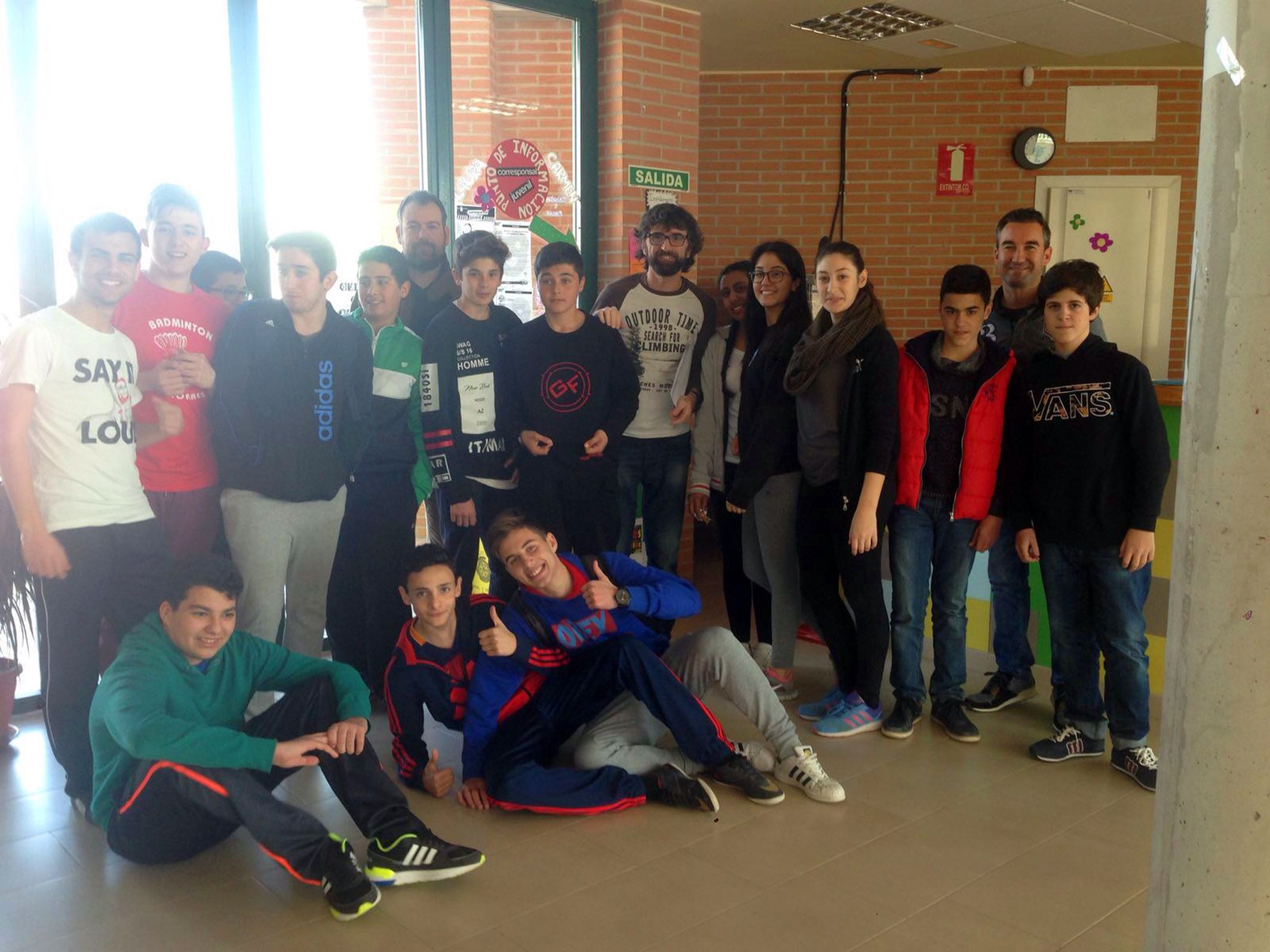 Los corresponsales juveniles torreños se informan con el coordinador del programa2