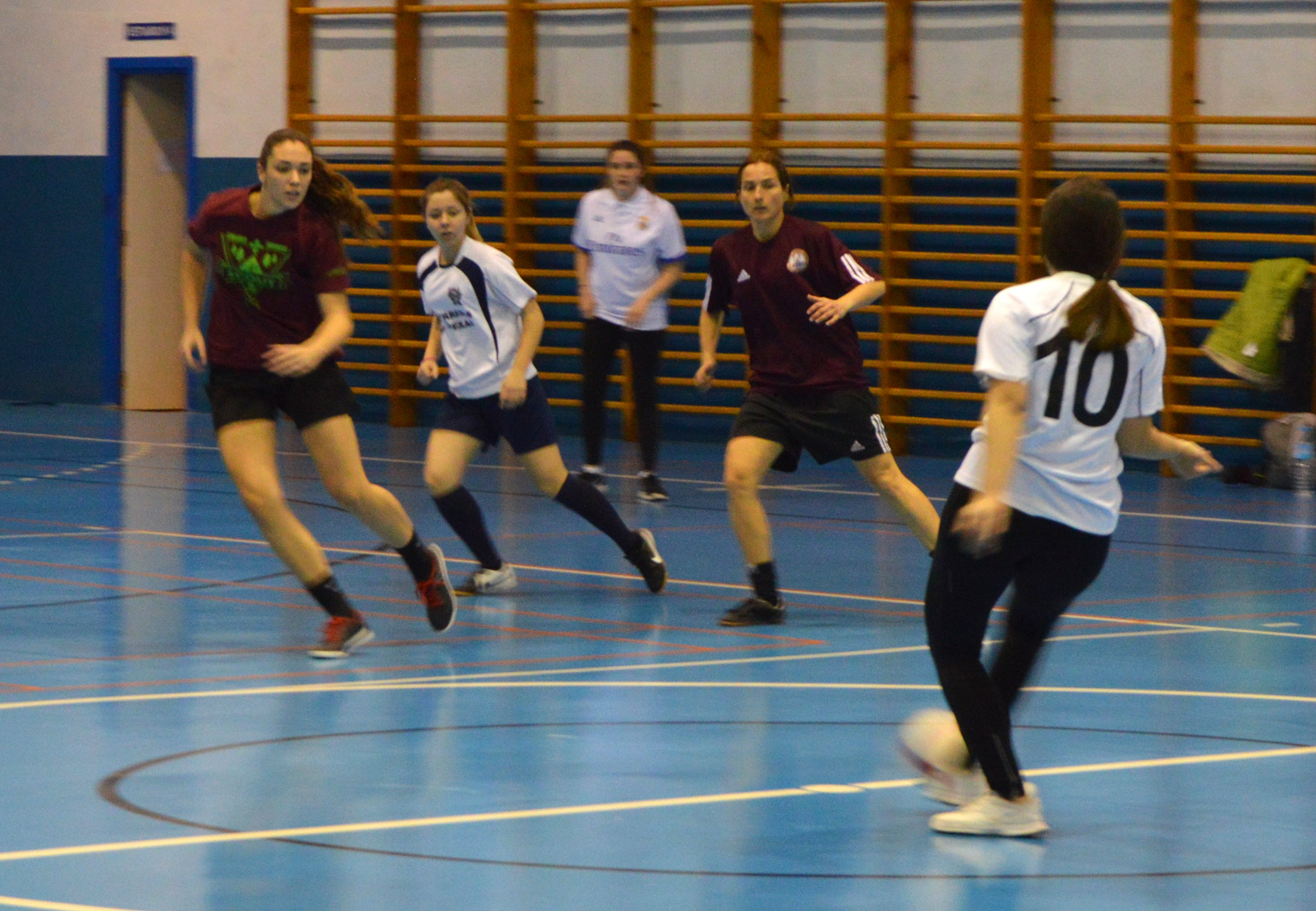 Gran espectáculo deportivo de ‘Los Páharos’ y ’20 de Copas’ en el tercer torneo de fútbol sala femenino ‘Por la Igualdad’ 4