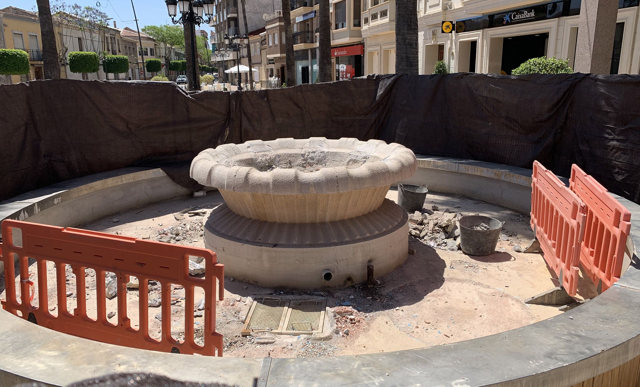 Comienzan las obras de arreglo de las fuentes de las calles Mula y Mayor