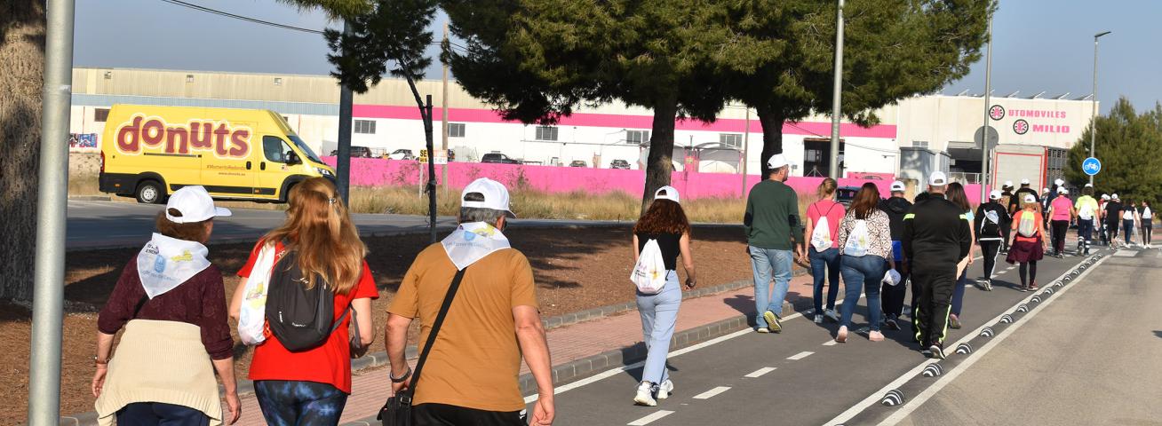 Medio centenar de personas participa en el estreno de las marchas saludables del centro de salud