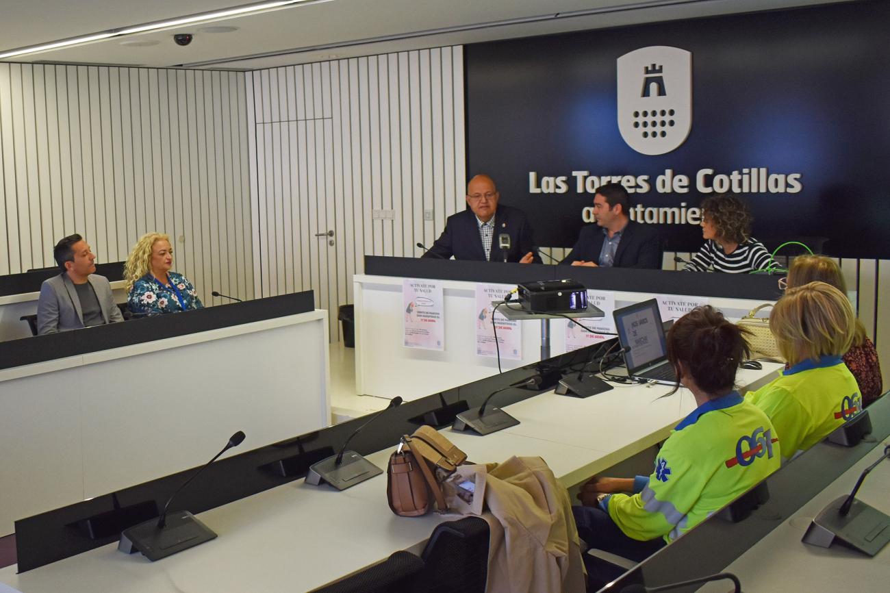 El centro de salud invita a los mayores a andar todos los miércoles para tener una vida más saludable 